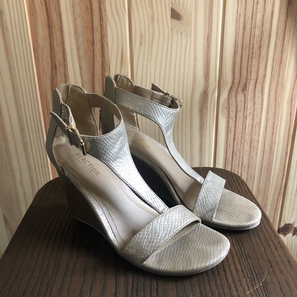 Kenneth Cole-Gold Wedge Sandel - Picture 2 of 7